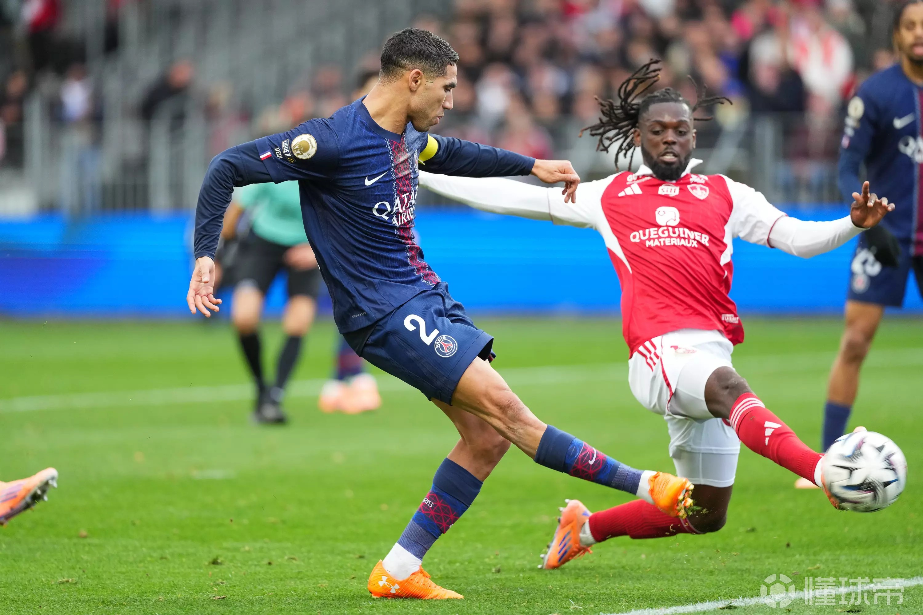 金年会共享联赛关于法甲赛程吃紧，巴黎圣日耳曼今夜再遭质疑，更衣室稳定，轮换策略成焦点的信息